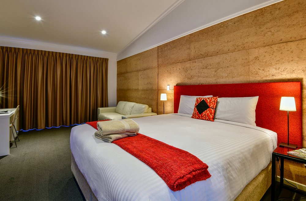 Crossroads Ecomotel King Deluxe Room